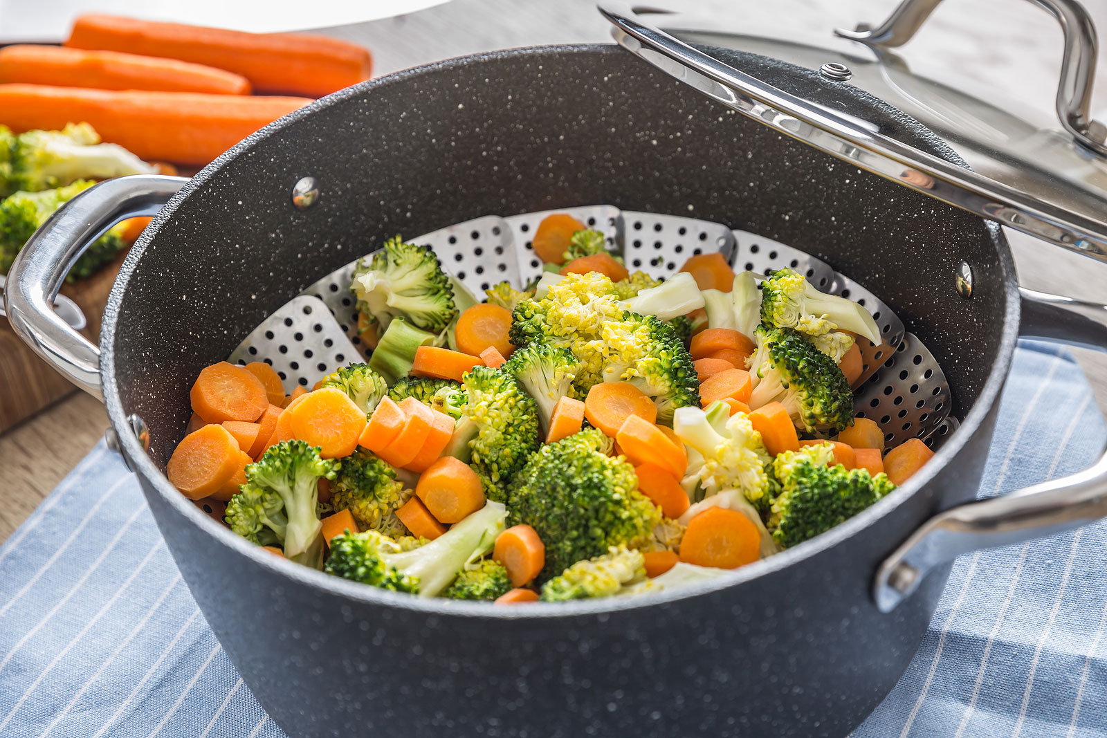 Steam vegetables in pan фото 11